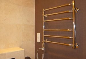 Установка электрического полотенцесушителя в ванной в Аксай